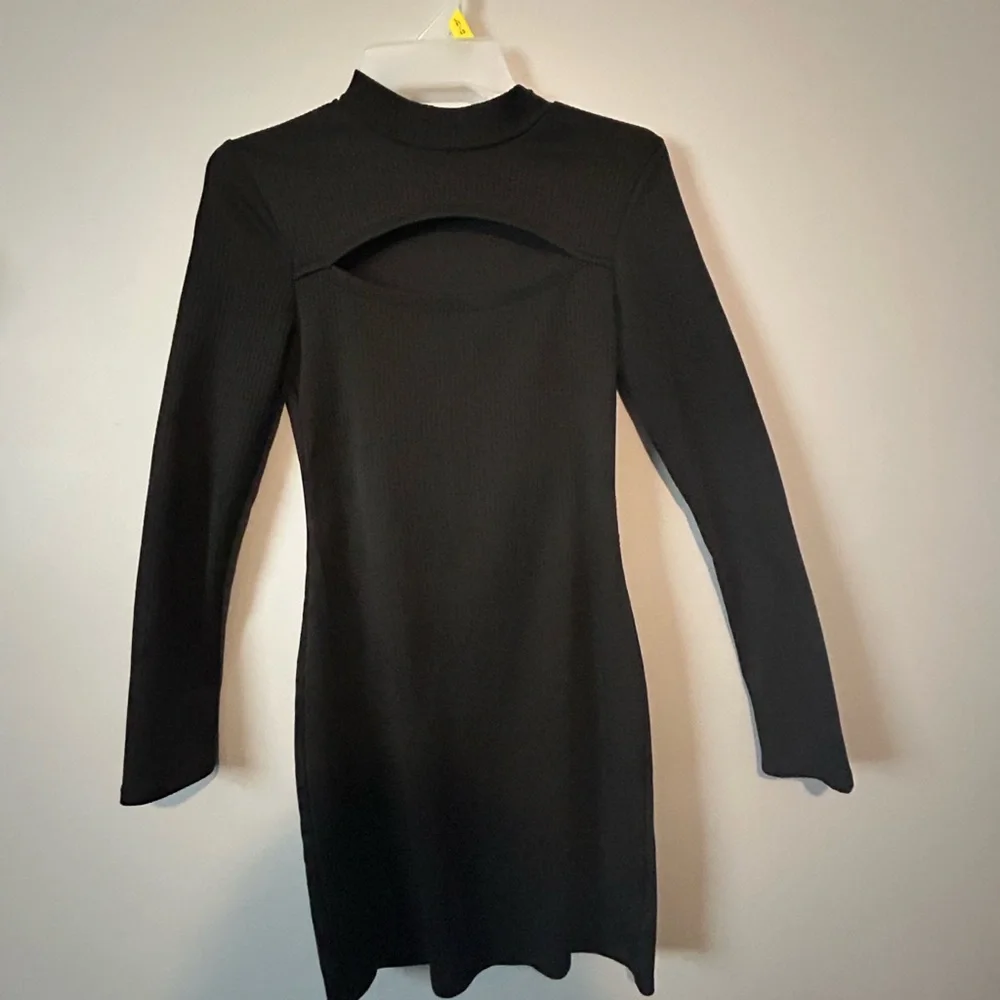 Rewind Black Elegant Cleavage Cutout Long Sleeve Bodycon Form Fitting Dress - Picture 5 of 8